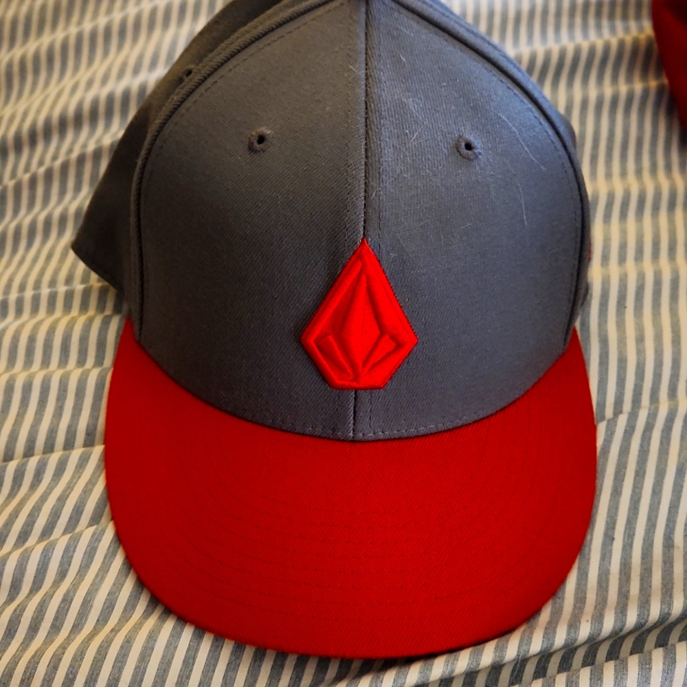 VOLCOM Men's Flex Fit Hat Grey / Red Cap size  7 1/4 - 7 5/8